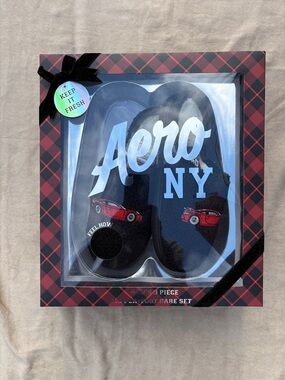 Aero Men's 3 Piece NY Black Slippers + Foot Care Sandlewood Scrub Gift Set 7-10